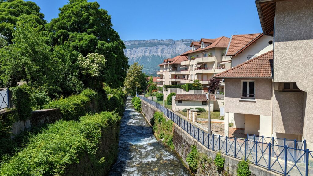 Vue sur le ruisseau du Domenon à Domène. Vendre sa maison ou son appartement à Domène