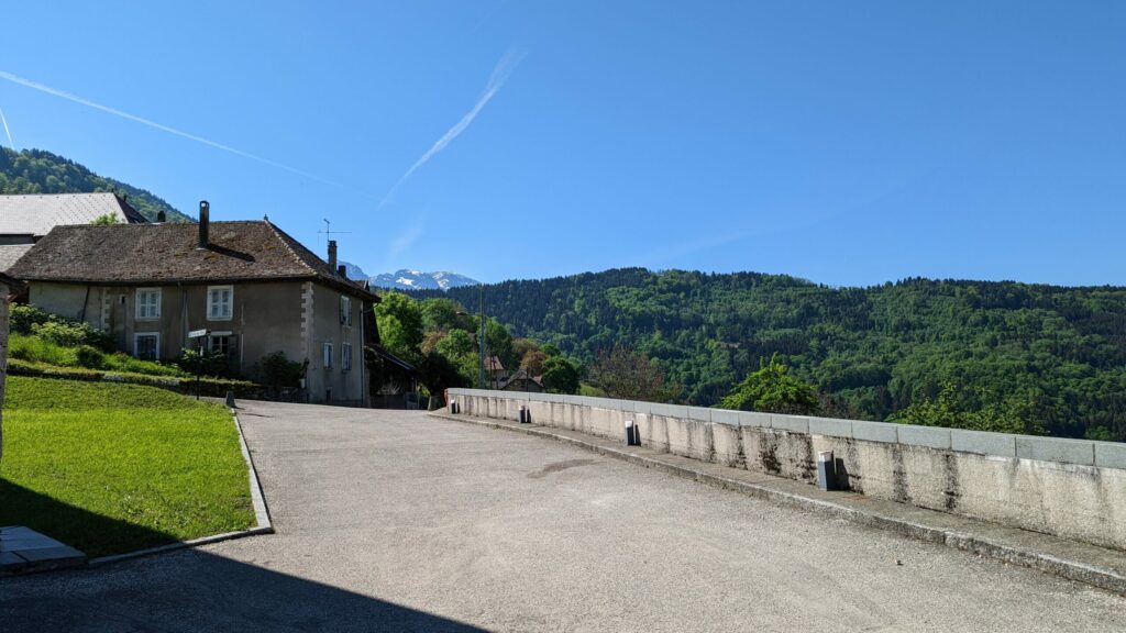 Saint Jean le Vieux contrefort du massif de Belledonne