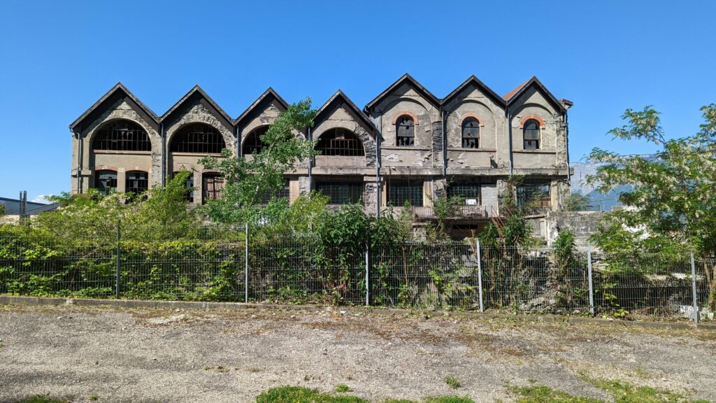 Vue des anciennes usines de houille blanche à Villard Bonnot