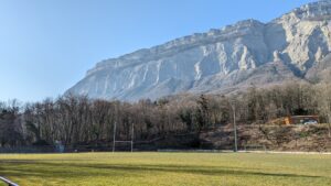 Vue du terrain de rugby de Biviers avec la Chartreuse en arrière plan