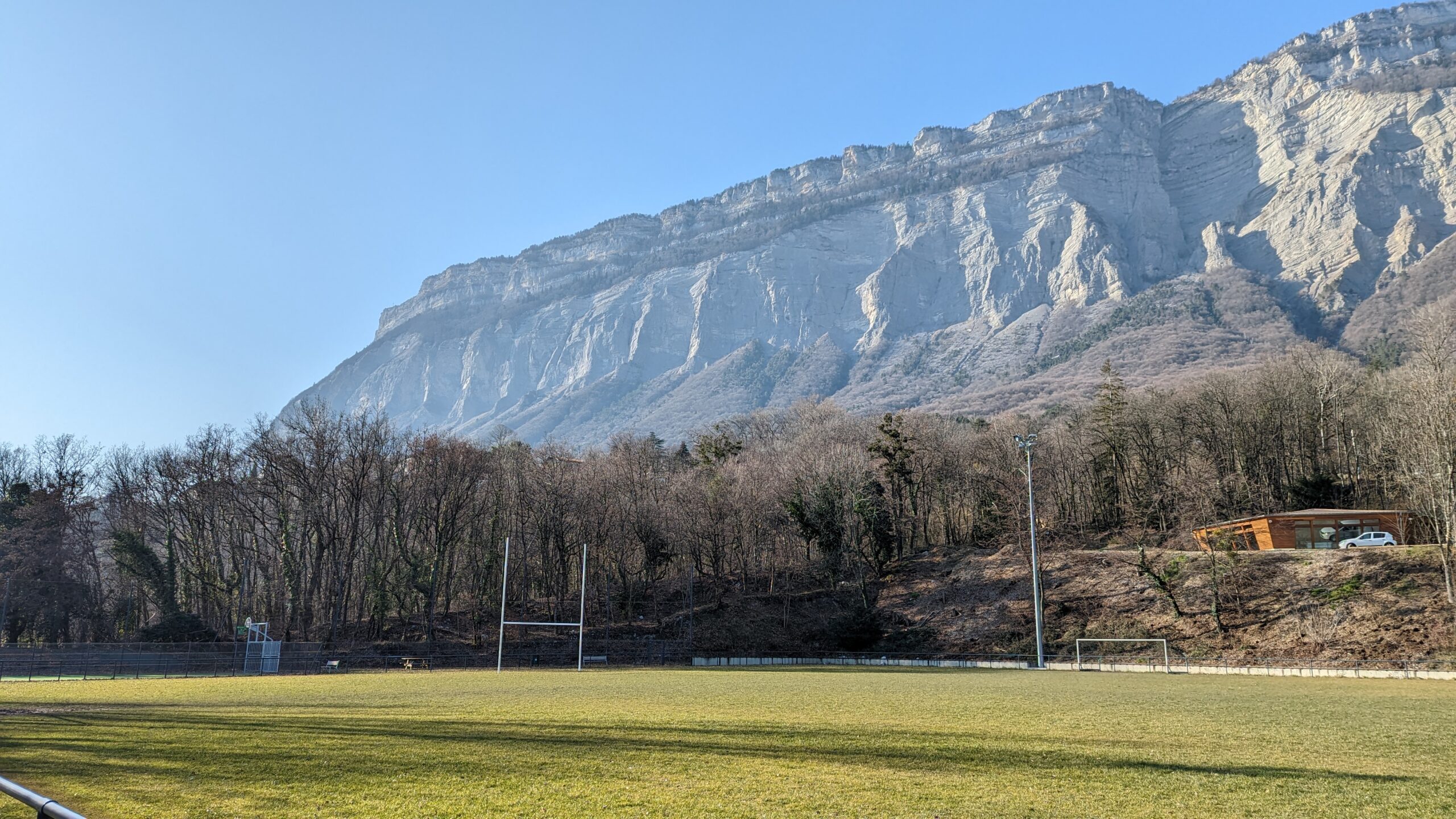Vue du terrain de rugby de Biviers avec la Chartreuse en arrière plan