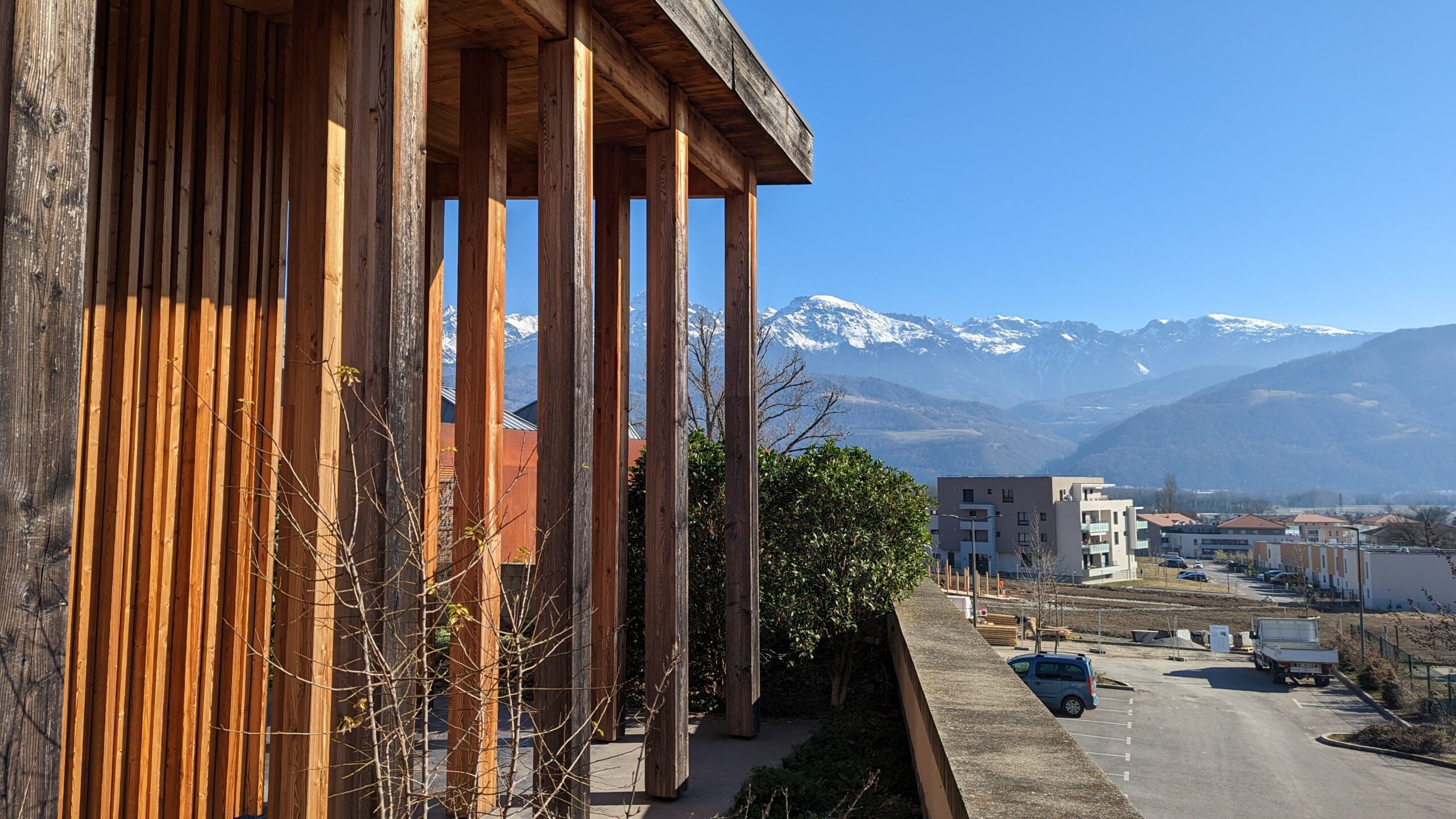 Vue de la maison des arts à Montbonnot Saint Martin avec en arrière plan la chaîne de montagne Belledonne