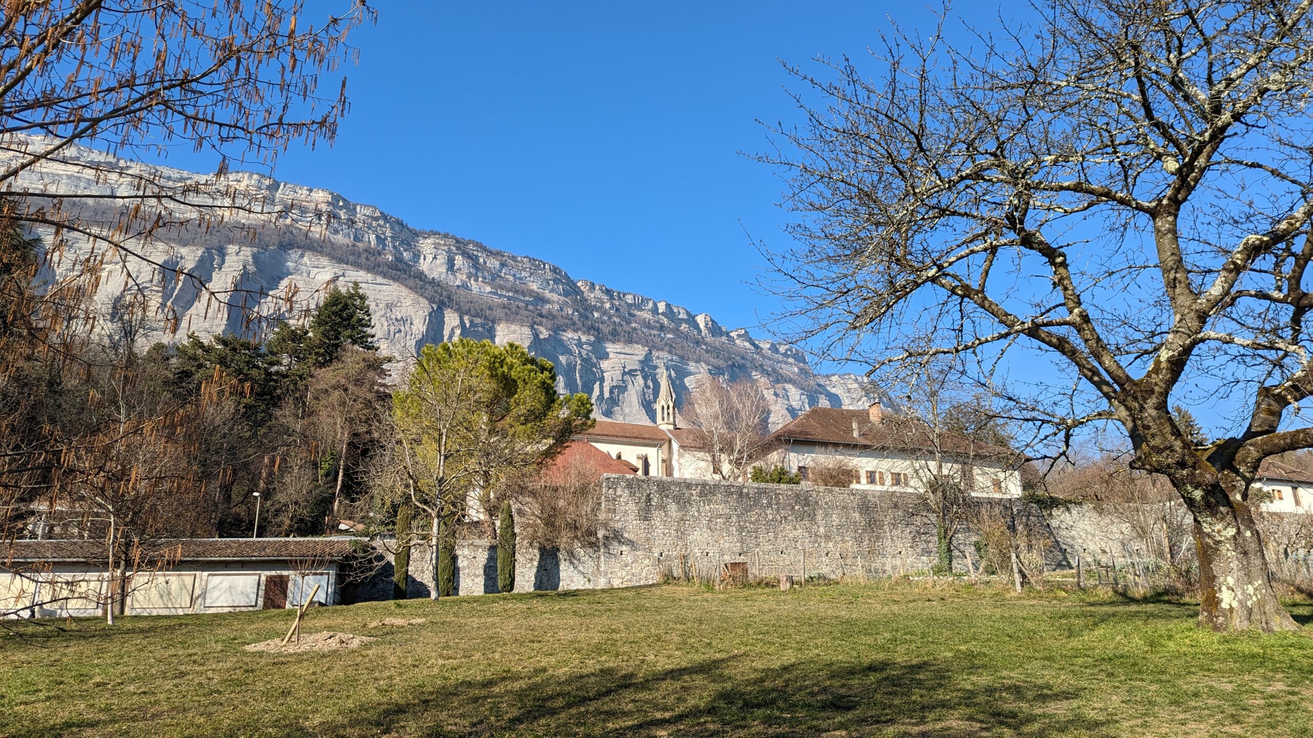 Vue sur le Clos des Capucins à Meylan avec la Chartreuse en arrière plan