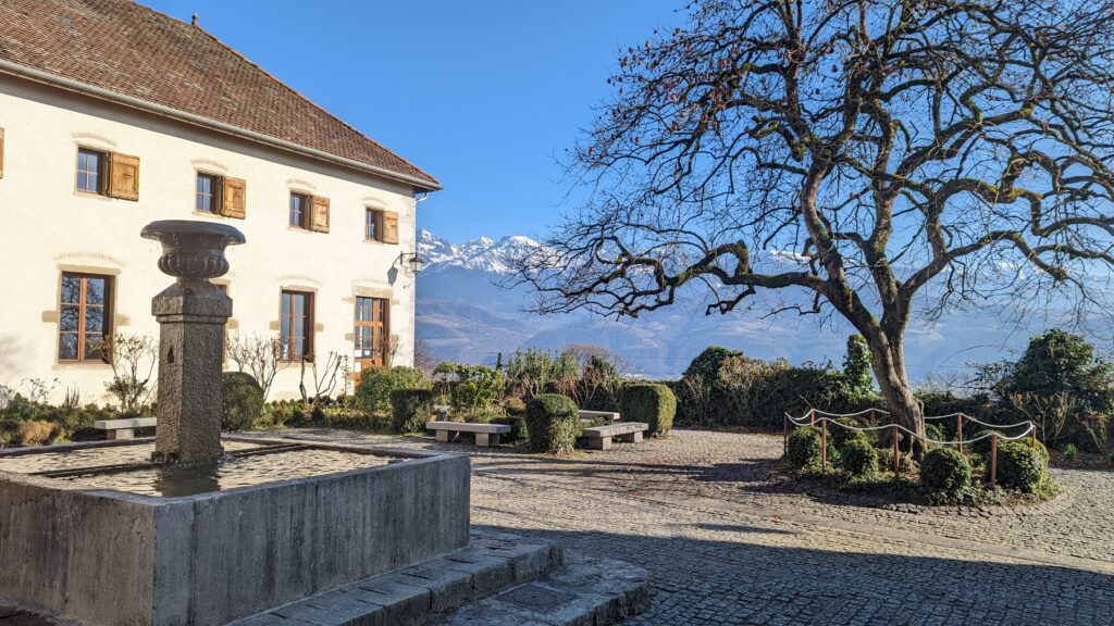 Vue sur le Clos des Capucins avec le massif de Belledonne en arrière plan