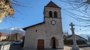 Vue de l'église de Saint Ismier et du massif de Belledonne