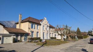 Vue de la mairie de Saint Nazaire les Eymes